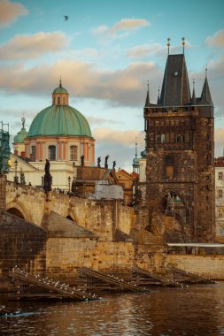 Vltava nehri ve Karlov ile manzara en çok akşamları Prag, Çek Cumhuriyeti 'nde..