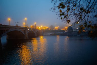 Çek Cumhuriyeti 'nin Prag kentinde sonbaharda Vltava nehri ile gece manzarası.