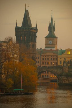 Vltava nehri ve Karlov ile manzara en çok sonbaharda Prag, Çek Cumhuriyeti 'nde günbatımında.