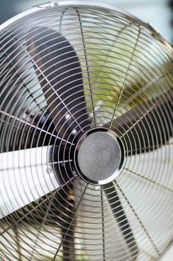 Yaz zamanı. Elektrik vantilatörüne yakın çekim.