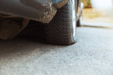 Araba kazası. Şehirde lastiği patlamış bir arabaya yakın çekim..