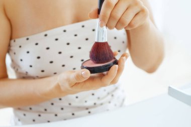 closeup allık kullanan genç kadın üzerinde