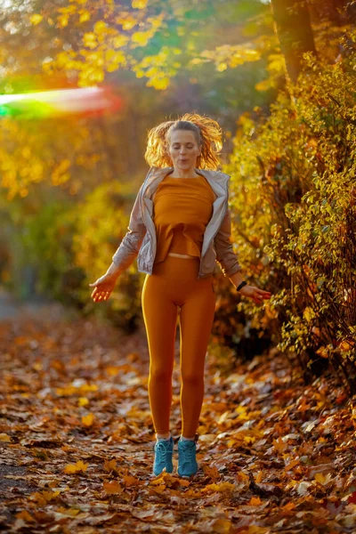 Olá Outono Retrato Comprimento Total Mulher Apta Roupas Fitness Treino — Fotografia de Stock