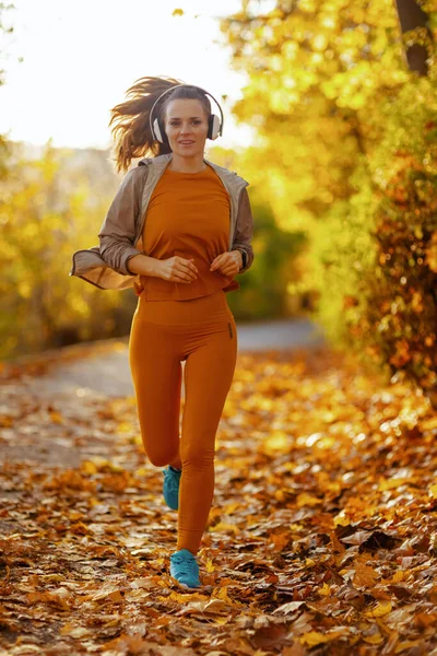 Olá Outono Retrato Completo Mulher Elegante Roupas Fitness Parque Ouvindo — Fotografia de Stock
