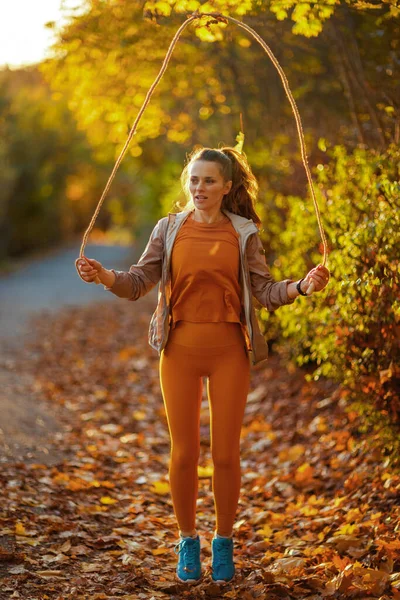 Olá Outono Retrato Comprimento Total Jovem Mulher Roupas Fitness Parque — Fotografia de Stock