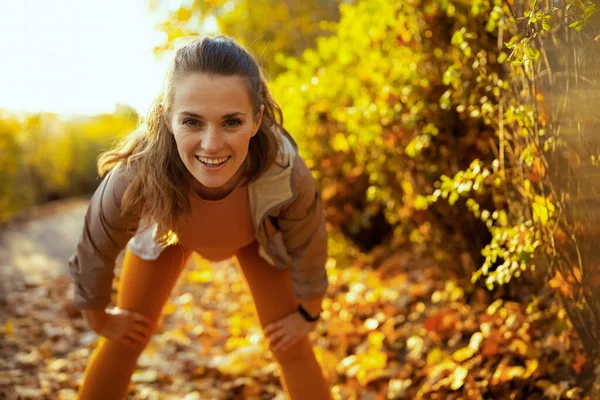 Witam Jesień Uśmiechnięta Elegancka Kobieta Stroju Fitness Parku Rozciągająca Się — Zdjęcie stockowe