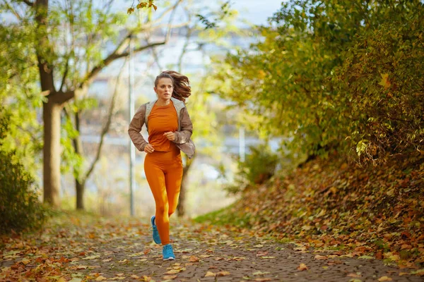Merhaba Sonbahar Orta Yaşlı Modern Bir Kadının Parkta Spor Kıyafetleri — Stok fotoğraf