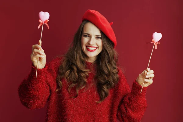 Щасливий Валентин Усміхнена Сучасна Річна Жінка Червоному Светрі Береті Серцями — стокове фото