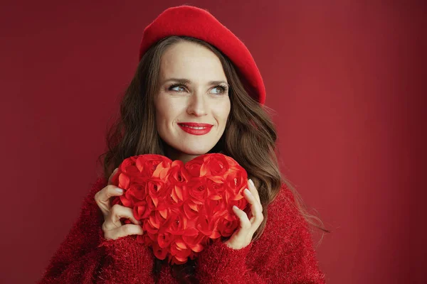 Щасливий Валентин Усміхнена Елегантна Жінка Червоному Светрі Береті Червоним Серцем — стокове фото