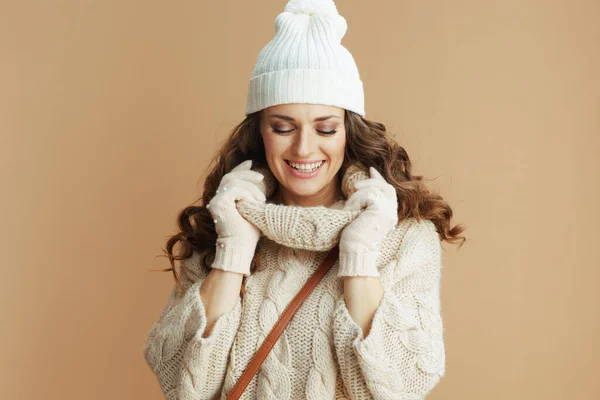Hola Invierno Mujer Elegante Sonriente Suéter Beige Mitones Sombrero Aislados —  Fotos de Stock