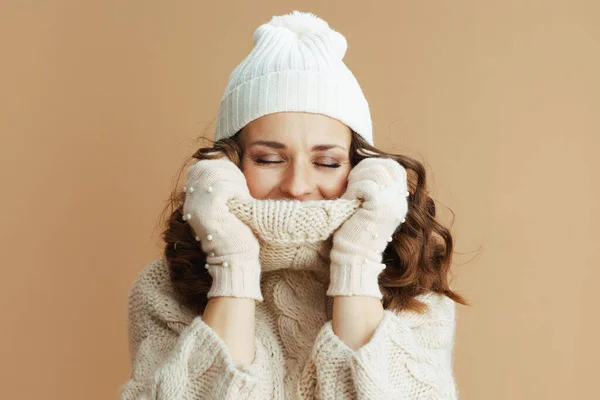 Hola Invierno Mujer Elegante Relajada Suéter Beige Mitones Sombrero Sobre —  Fotos de Stock