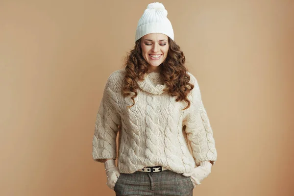 Hola Invierno Mujer Elegante Feliz Suéter Beige Mitones Sombrero Sobre —  Fotos de Stock