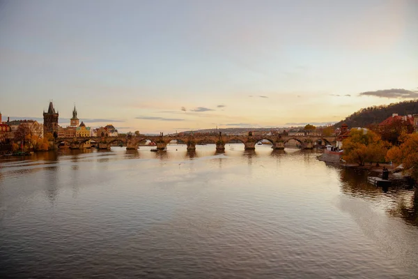 秋天日落时分 捷克共和国布拉格的Vltava河和Charles桥的风景 — 图库照片