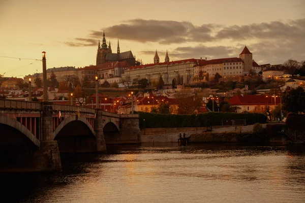 Landskab Med Vltava Floden Vitus Katedralen Ved Solnedgang Efteråret Prag - Stock-foto