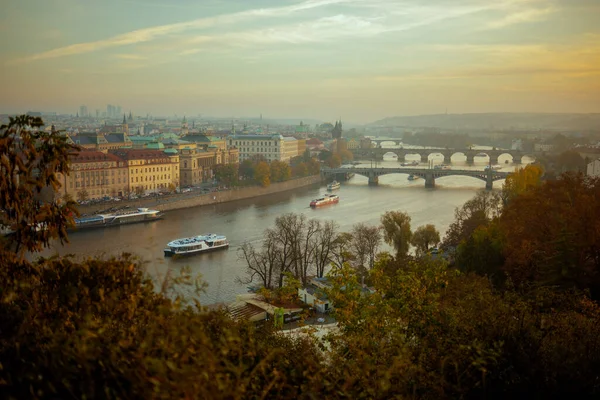 ヴルタヴァ川 カレル橋とボートと風景秋のプラハ チェコ共和国で日没 — ストック写真