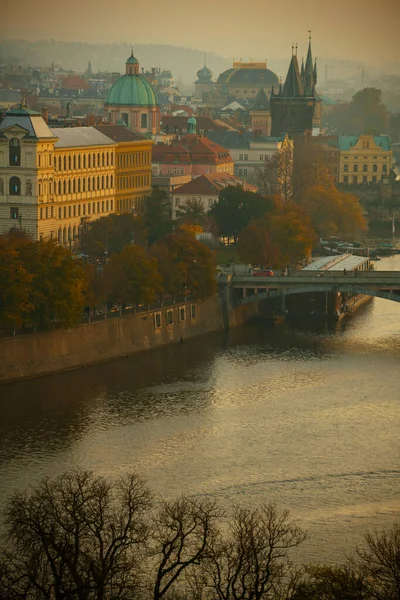 Krajobraz Wełtawą Wieżą Mostową Starego Miasta Wieczorem Jesienią Pradze Czechy — Zdjęcie stockowe