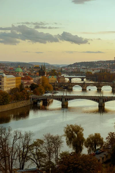 ヴルタヴァ川とカルロヴィ ヴァリの風景は チェコ共和国プラハの秋に撮影されました — ストック写真