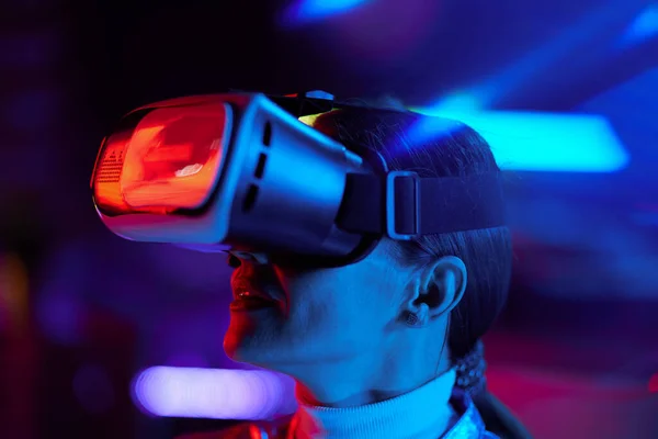 Neon Metaverse Futuristische Concept Moderne Vrouw Virtual Reality Bril Donkere — Stockfoto