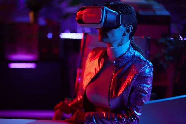Neon Metaverse Futuristisk Koncept Moderne Gammel Kvinde Virtual Reality Briller - Stock-foto
