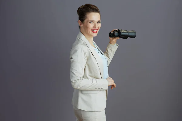 穿着浅色西服 头戴灰色双筒望远镜的快乐年轻女性员工 — 图库照片