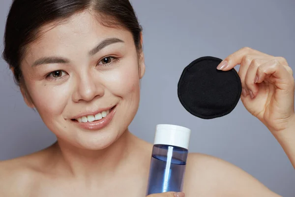 Retrato Mujer Asiática Moderna Con Removedor Maquillaje Almohadilla Algodón Negro — Foto de Stock