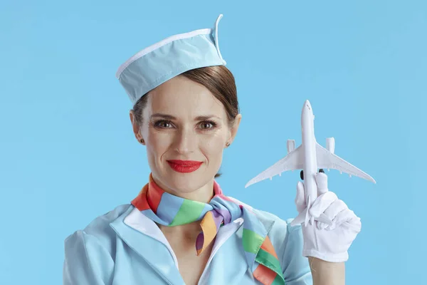 비행기와 파란색 유니폼에 파란색 배경에 참석자 — 스톡 사진