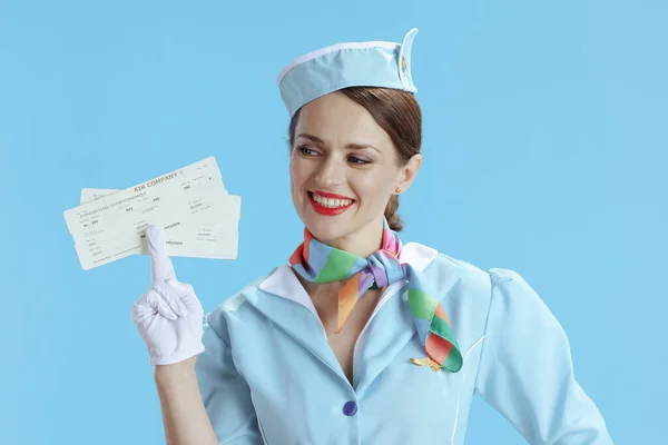 Ευτυχισμένη Σύγχρονη Αεροσυνοδός Γυναίκα Μπλε Φόντο Μπλε Στολή Αεροπορικά Εισιτήρια — Φωτογραφία Αρχείου