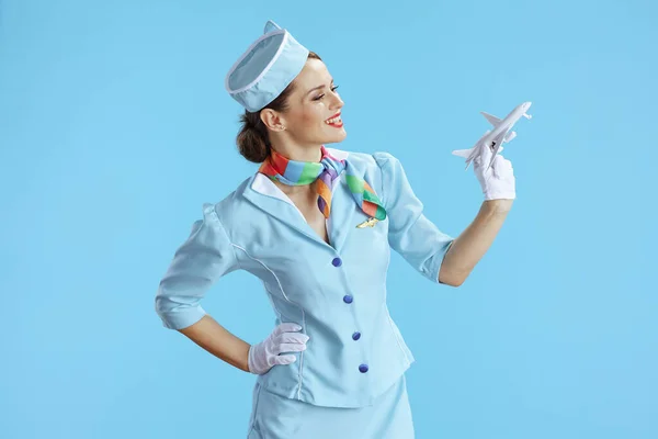 비행기와 유니폼에 파란색 배경에 Hostess — 스톡 사진