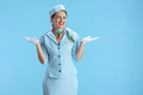 Sorrindo Moderna Aeromoça Mulher Contra Fundo Azul Uniforme Azul — Fotografia de Stock