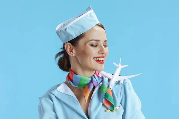 Χαρούμενη Κομψή Γυναίκα Αεροσυνοδός Απομονωμένη Μπλε Φόντο Μπλε Στολή Ένα — Φωτογραφία Αρχείου
