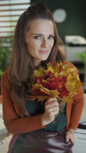 Счастливая Сорокалетняя Хозяйка Малого Бизнеса Ноутбуком Осенними Желтыми Листьями Современном — стоковое видео