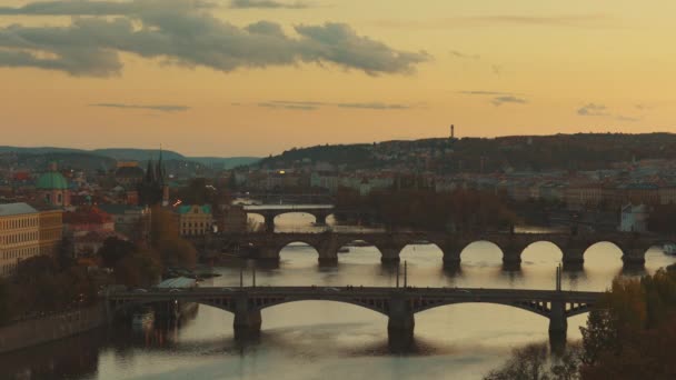 位于捷克共和国布拉格的Vltava河和查尔斯桥的风景 — 图库视频影像
