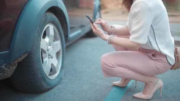 Wypadek Zbliżenie Kobietę Mieście Smartfonem Pobliżu Samochodu Płaską Oponą — Wideo stockowe
