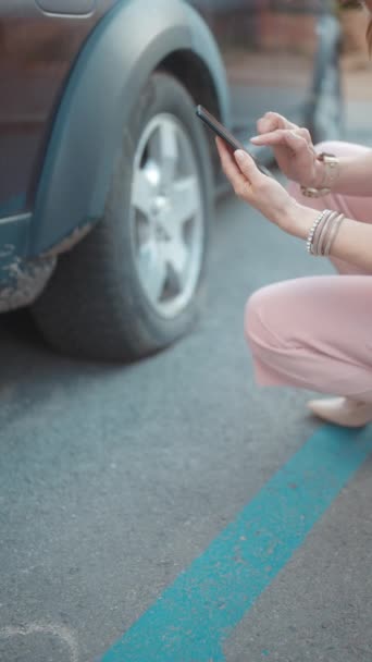 Kecelakaan Mobil Closeup Pada Wanita Kota Dengan Smartphone Dekat Mobil — Stok Video