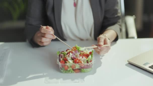 Sürdürülebilir Yeri Yeşil Ofiste Dizüstü Bilgisayarla Salata Yiyen Kadın Çalışana — Stok video