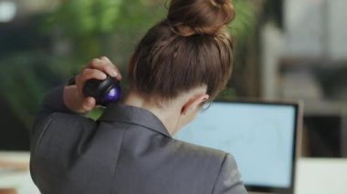 Sürdürülebilir iş yeri. Modern yeşil ofisteki gri takım elbiseli, modern küçük işletme sahibi kadına yakın çekim..