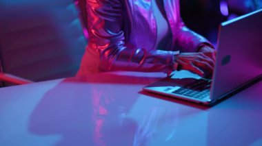 Neon metaevren fütüristik konsepti. Bilgisayarlı orta yaşlı kadına yakın çekim..