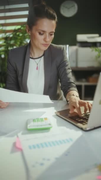 Устойчивое Рабочее Место Счастливая Современная Деловая Женщина Современном Зеленом Офисе — стоковое видео