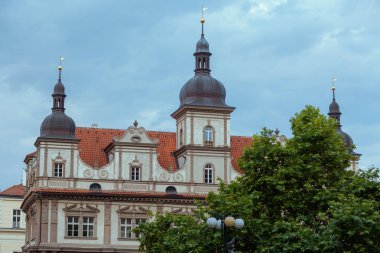 Çek Cumhuriyeti Prag 'daki tarihi bina gökyüzüne karşı.