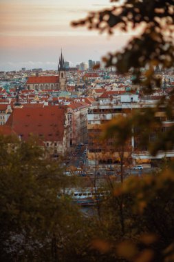 Sonbaharda Prag 'da manzara, Çek Cumhuriyeti' nin başkenti. Tyn 'den önceki gece kilisemizin kilisesi yeşilliklerle vuruldu..