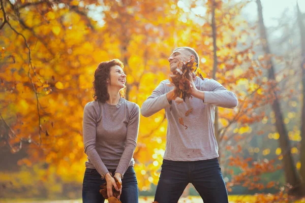 Hello Autumn Smiling Stylish Couple Park Throwing Autumn Leafs — Stock Photo, Image