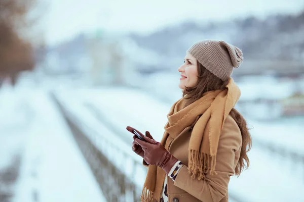 Smiling Elegant Woman Brown Hat Scarf Camel Coat Gloves Sending — Stock Photo, Image
