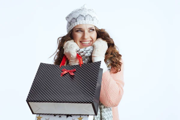 身穿毛衣 帽子和围巾的40岁的现代女人带着购物袋 带着白色背景的微笑 — 图库照片