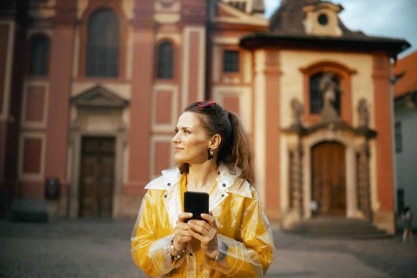 Moderne Alleinreisende Gelber Bluse Und Regenmantel Prag Mit Smartphone Überrascht — Stockfoto