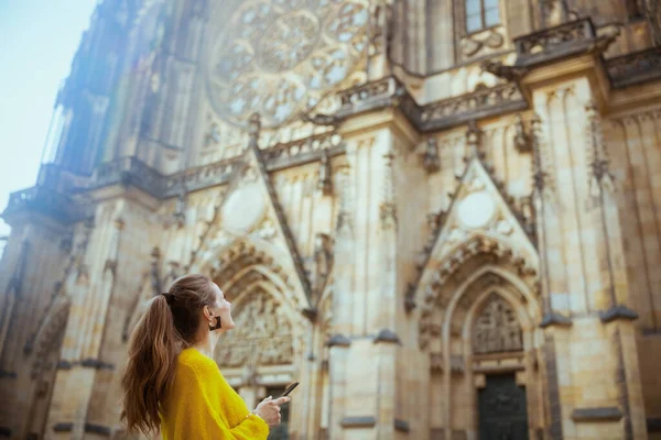 Prag Sarı Bluzlu Bir Kadının Yürüyüş Turu Yaparken Akıllı Telefon — Stok fotoğraf