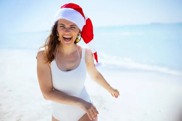 Felice Donna Moderna Beachwear Bianco Con Cappello Natale Righe Divertirsi — Foto Stock