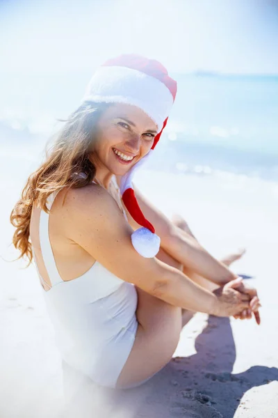 Feliz Moderna Anos Idade Mulher Maiô Branco Com Chapéu Natal — Fotografia de Stock