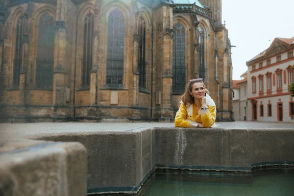 Prag Cumhuriyeti Nde Sarı Bluz Yağmurlukla Gezen Orta Yaşlı Düşünceli — Stok fotoğraf
