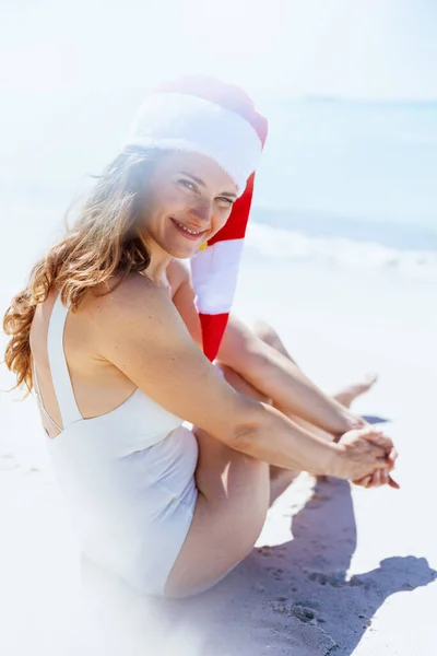 Feliz Mulher Moderna Roupa Banho Branca Com Chapéu Natal Listrado — Fotografia de Stock