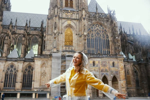 Prag Cumhuriyeti Nde Sarı Bluz Yağmurlukla Gezen Son Moda Yalnız — Stok fotoğraf